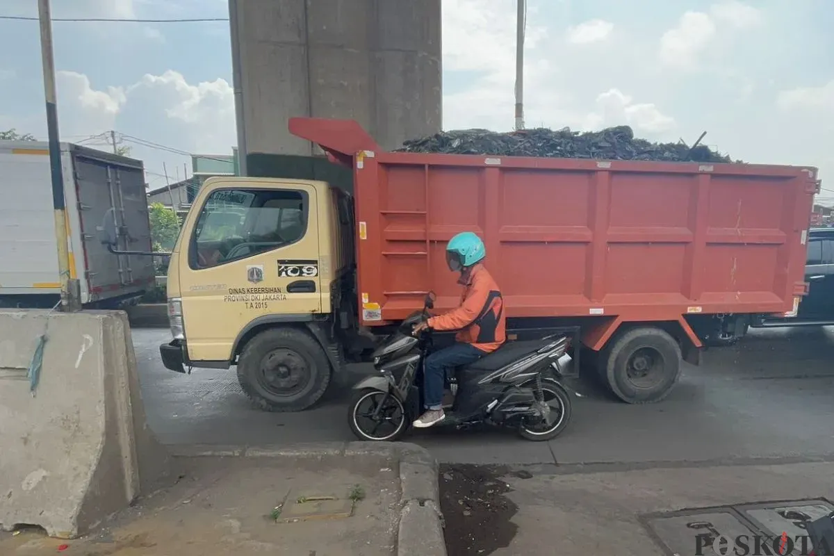 Dinas Lingkungan Hidup (LH) Jakarta mengangkut tumpukan sampah bekas kerukan kali Kayu Tinggi, Cakung Timur, Jakarta Timur, Rabu, 11 Juni 2025. (Sumber: Poskota/M. Tegar Jihad)