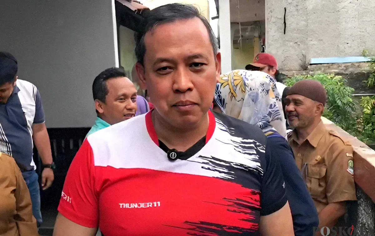 Wali kota Bekasi, Tri Adhianto mengunjungi rumah korban pencabulan di Medan satria. Tri menegaskan akan memberikan pendampingan secara psikologis dan hukum kepada keluarga korban. (Sumber: Poskota/Nurpini Aulia Rapika)