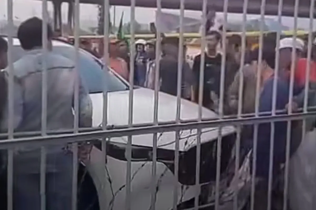 Viral video anggota DPRD Cilegon diduga tabrak pendemo. (Sumber: X/@bacottetanggaid)