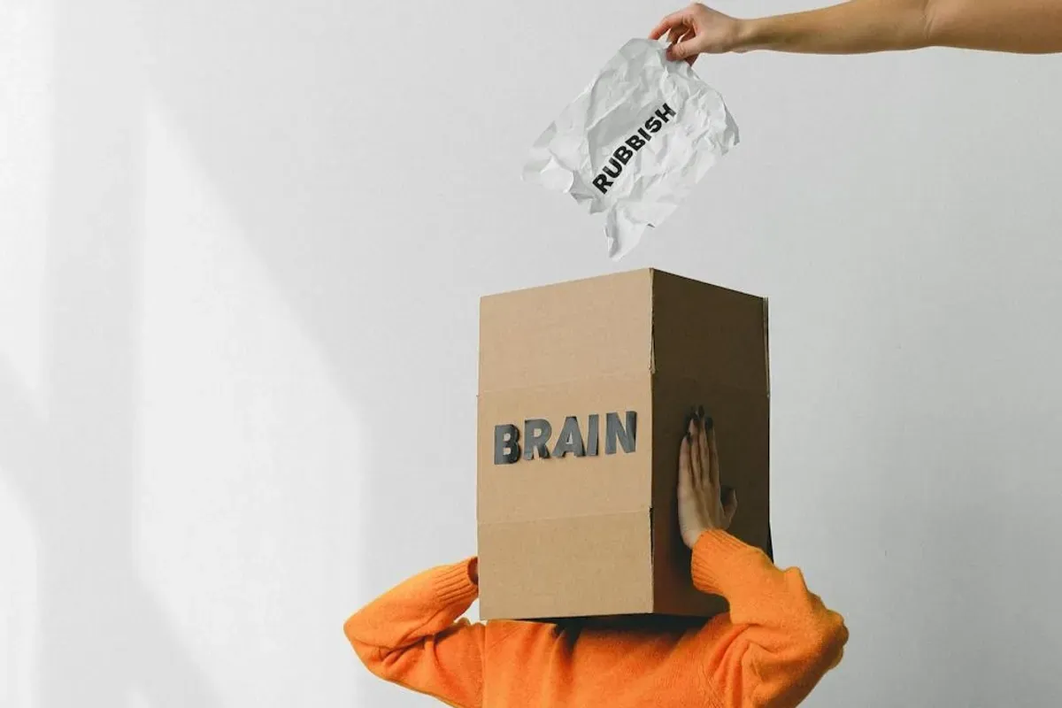 Ilustrasi - otak yang mengalami kerusakan atau brain rot akibat terpapar banyak konten digital yang tidak bermutu. (Sumber: Pexels/SHVETS Production)