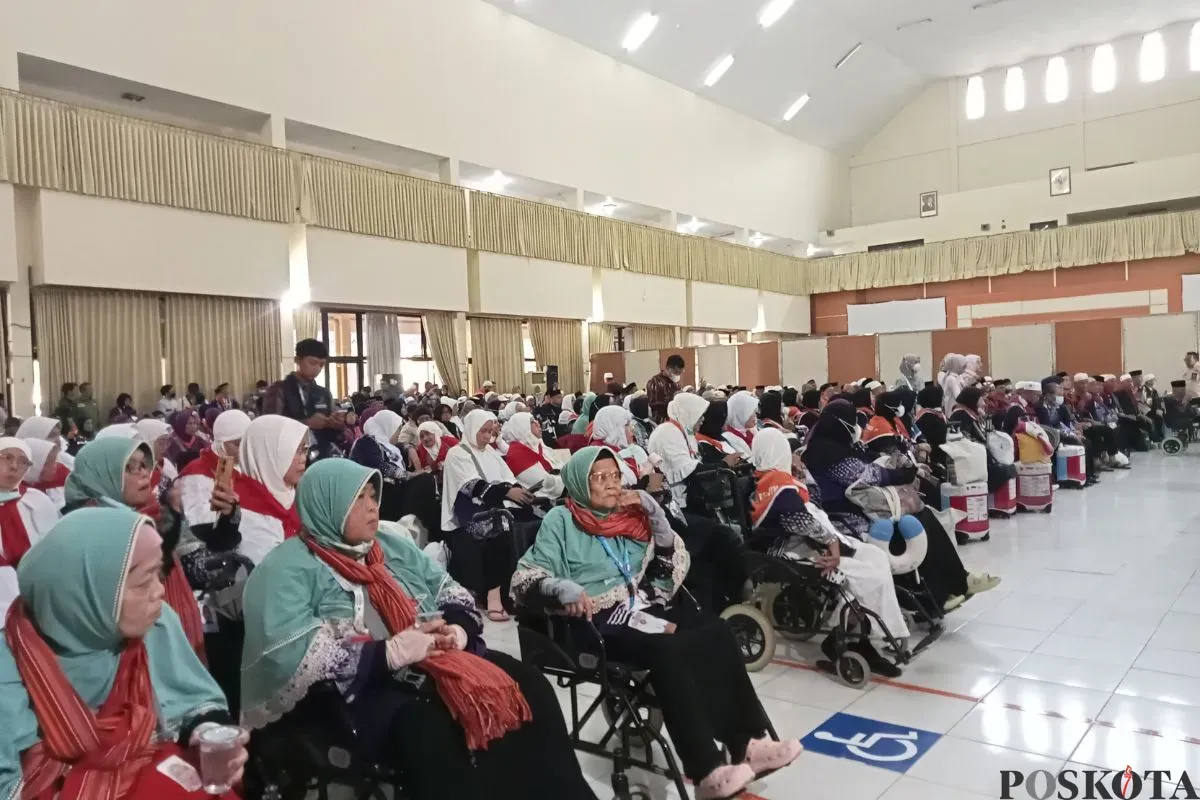 Para emaah haji kloter pertama asal kabupaten Bekasi tiba di Debarkasi Bekasi dalam keadaan sehat, Kamis, 12 Juni 2025. (Sumber: Poskota/Nurpini Aulia Rapika)