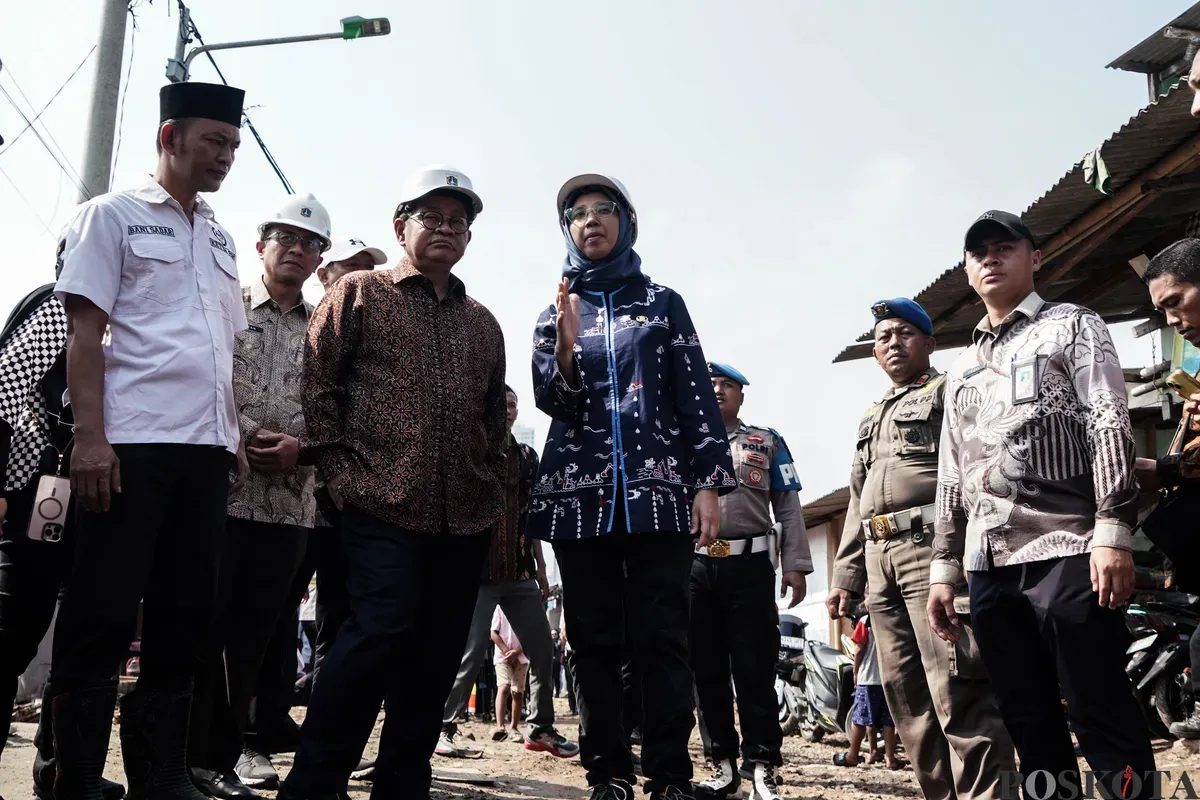 Gubernur DKI Jakarta Pramono Anung meninjau pembangunan tanggul mitigasi banji rob di Jalan Dermaga Ujung, Muara Angke, Jakarta, Kamis, 12 Juni 2025. (Sumber: Poskota/Bilal Nugraha Ginanjar)