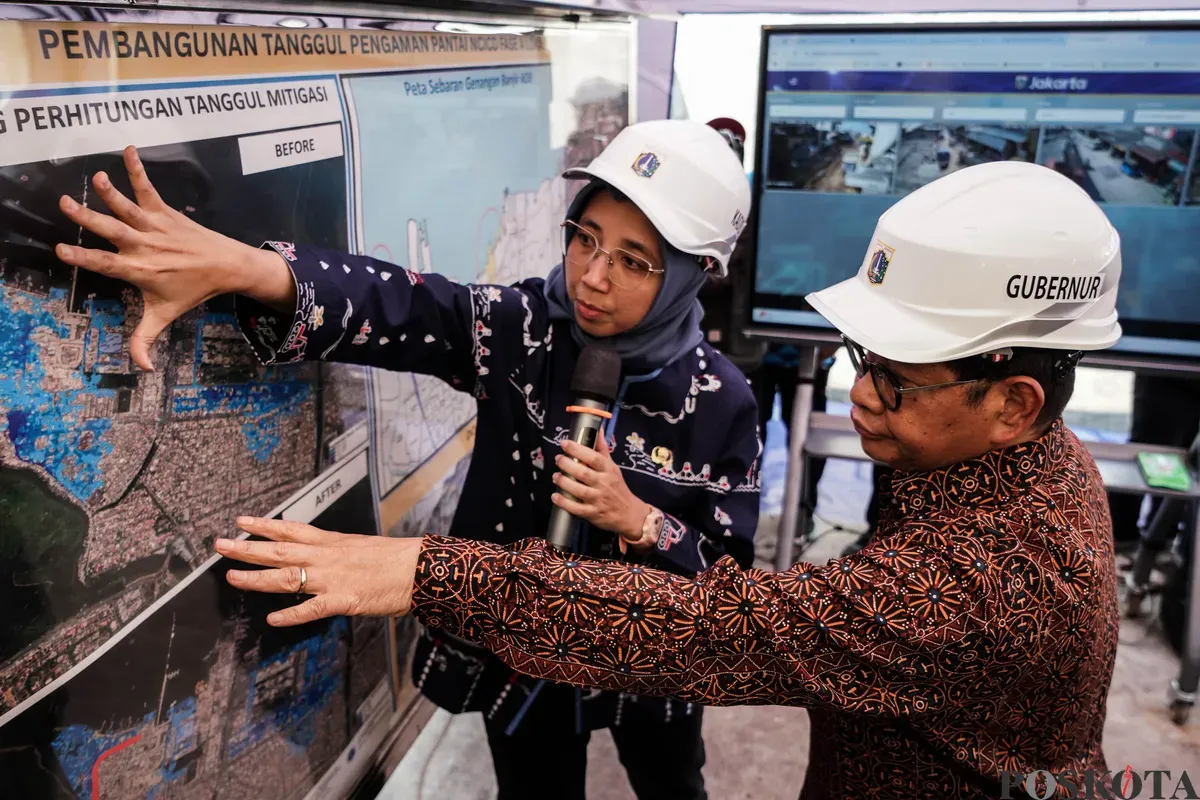 Gubernur DKI Jakarta Pramono Anung meninjau pembangunan tanggul mitigasi banji rob di Jalan Dermaga Ujung, Muara Angke, Jakarta, Kamis, 12 Juni 2025. (Sumber: Poskota/Bilal Nugraha Ginanjar)