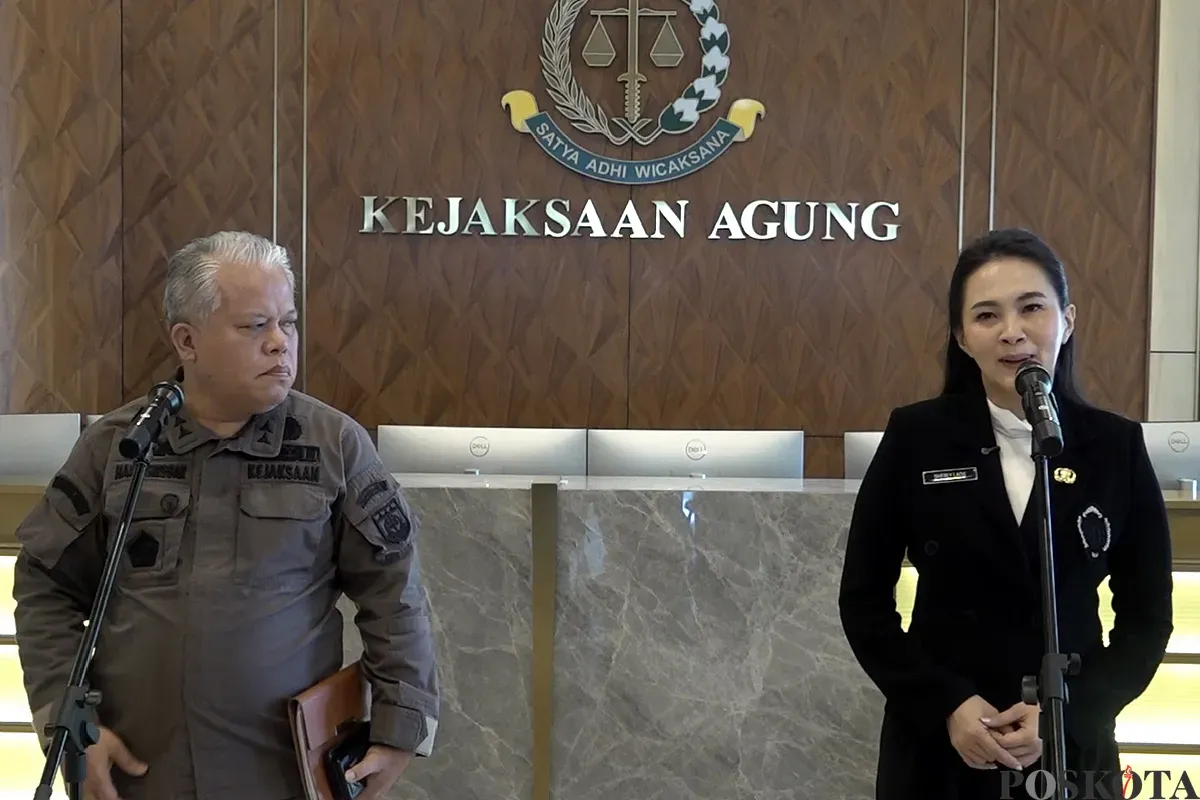 Gubernur Maluku Utara Sherly Tjoanda dan Kapuspenkum Kejagung Harli Siregar dalam konferensi pers di Gedung Kartika Kejaksaan Agung, Jakarta, Kamis, 12 Juni 2025. (Sumber: POSKOTA | Foto: Ali Mansur)