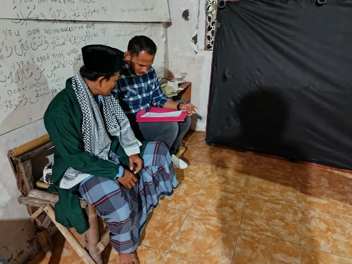 Tersangka Mustofa di rumahnya saat akan digelandang petugas Ditreskrimum ke Mapolda Banten. (Sumber: Polda Banten)