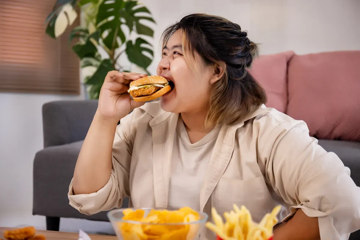 Makanan menjadi salah satu penyebab kesehatan mental. (Sumber: Freepik/studioredcup)