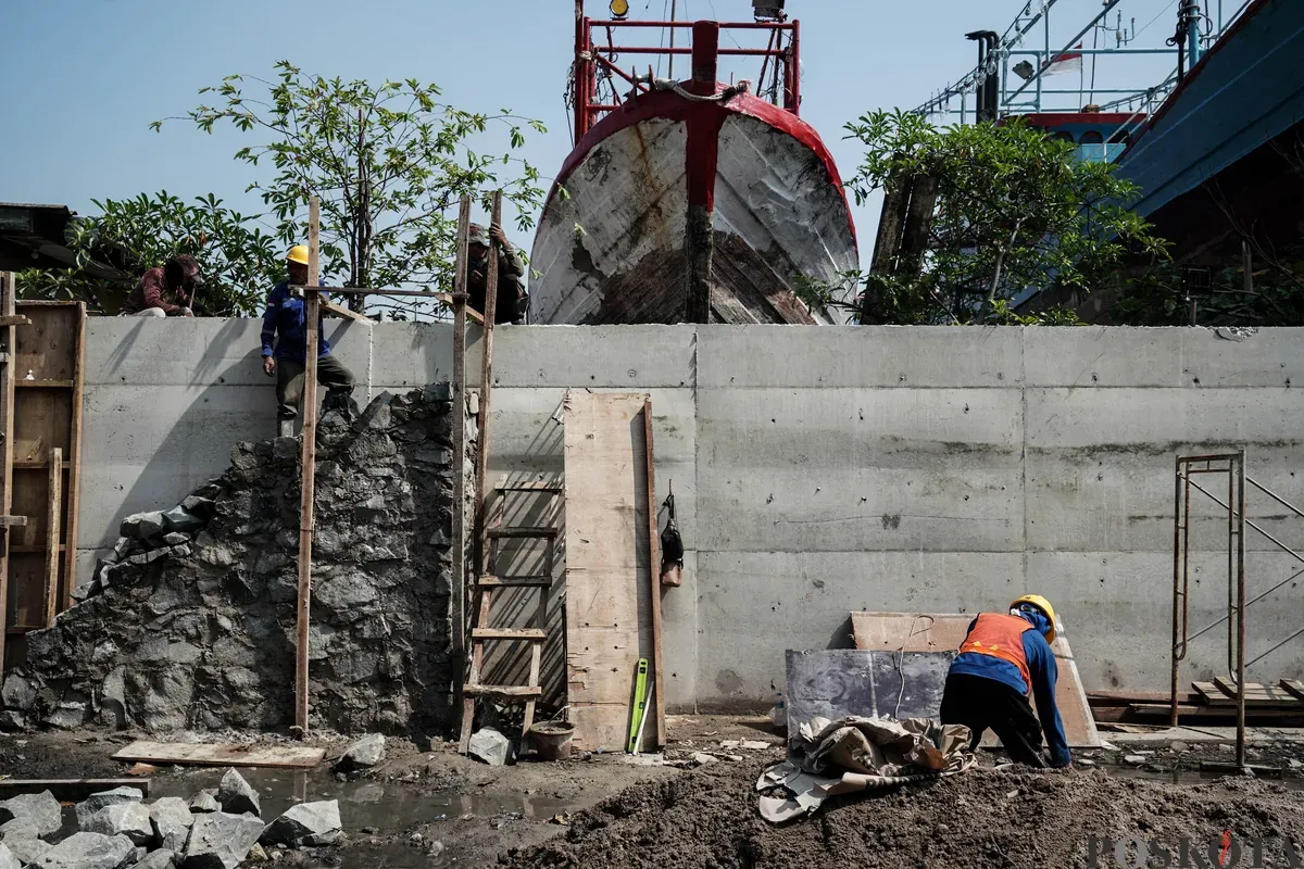 Pekerja menyelesaikan pembangunan tanggul mitigasi di area Docking Kapal Baywalk, Pluit, Jakarta, Kamis, 12 Juni 2025. (Sumber: Poskota/Bilal Nugraha Ginanjar)