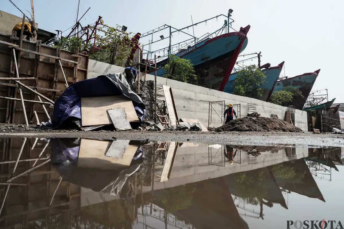 Pekerja menyelesaikan pembangunan tanggul mitigasi di area Docking Kapal Baywalk, Pluit, Jakarta, Kamis, 12 Juni 2025. (Sumber: Poskota/Bilal Nugraha Ginanjar)