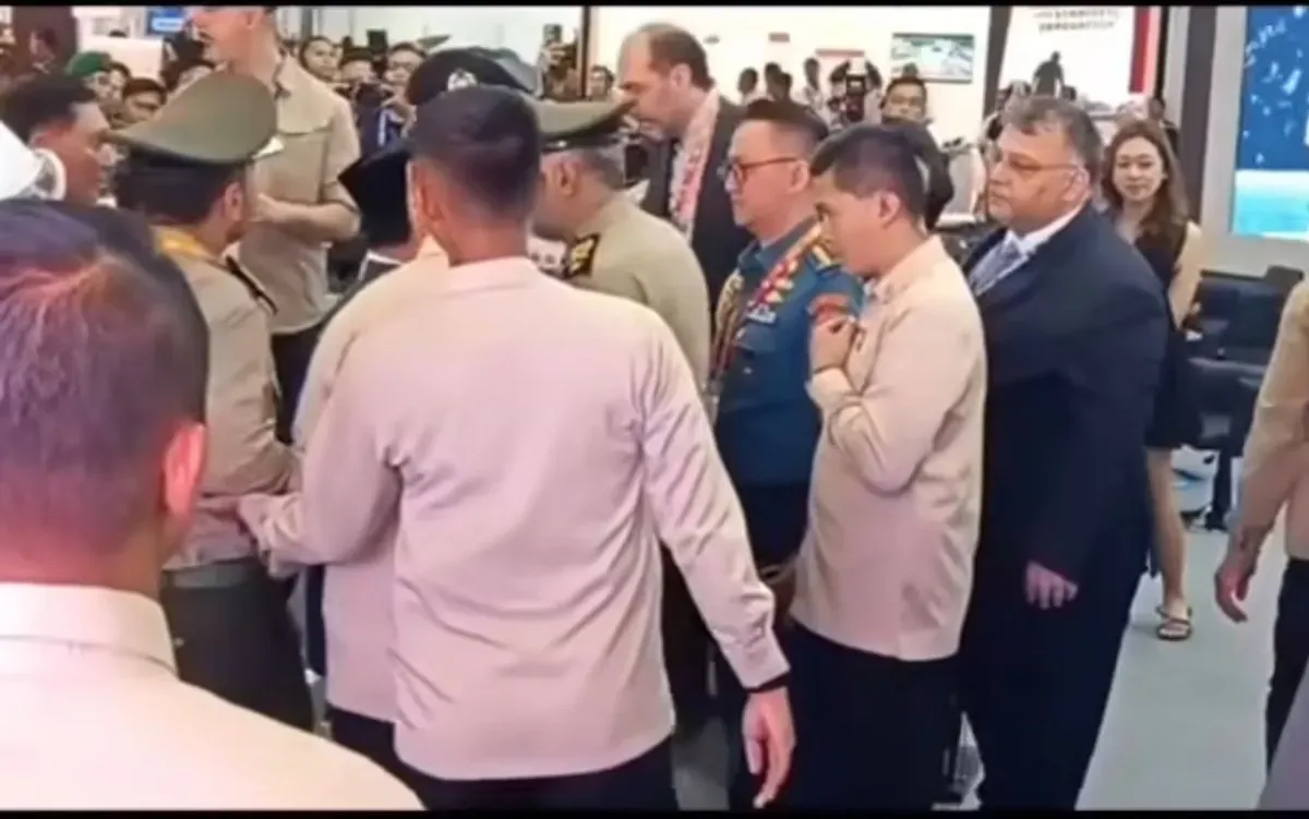 Presiden Prabowo Subianto menegur anggota Paspampres yang menepis tangan polisi jenderal luar negeri (Sumber: Instagram)