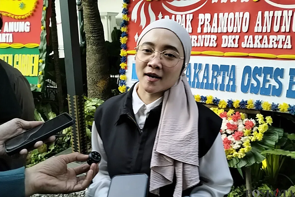 Ketua Dewan Pimpinan Wilayah (DPW) PSI Jakarta Elva Farhi Qalbina di Balai Kota DKI Jakarta, Kamis 12 Juni 2025. (Sumber: POSKOTA | Foto: M Tegar Jihad)