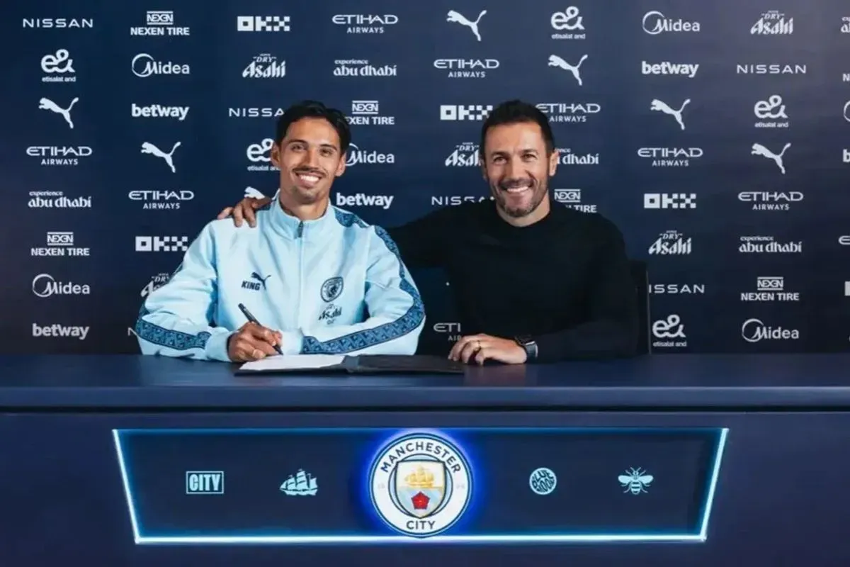 Tijjani Reijnders tanda tangani kontrak dengan Manchester City. (Sumber: Man City)