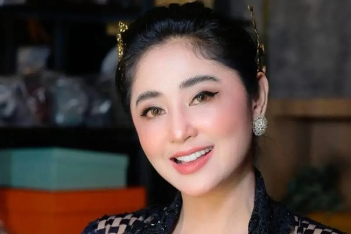 Apa arti julukan Nona Ambon dan kaitannya dengan Dewi Perssik. (Sumber: Instagram)