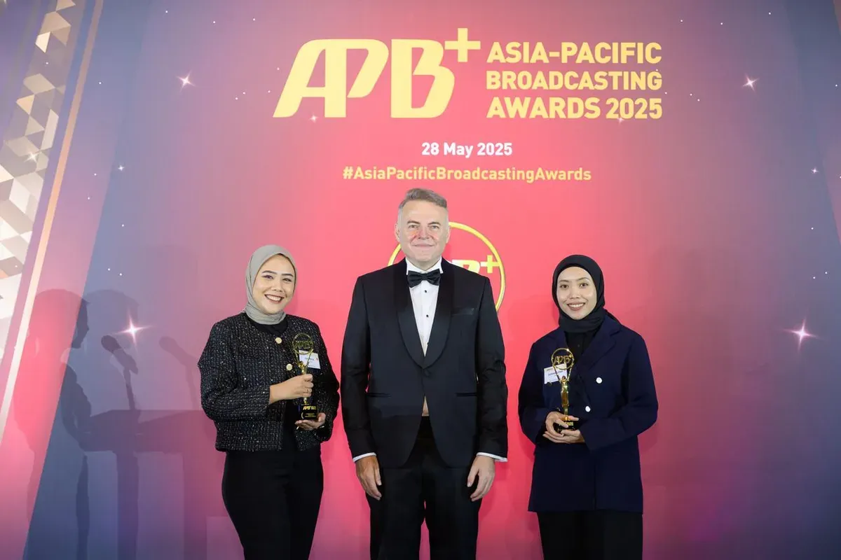Penyerahan penghargaan APB+ Awards 2025 oleh CEO Charlton Media Group, Tim Charlton, kepada Nuon. (Sumber: Dok. Telkom)