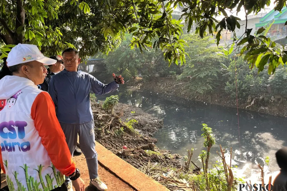 Wali Kota Jakarta Timur Munjirin saat meninjau pengerukan Kali Sunter, Cipinang Muara, Jakarta Timur, Jumat, 13 Juni 2025. (Sumber: Poskota/M. Tegar Jihad)