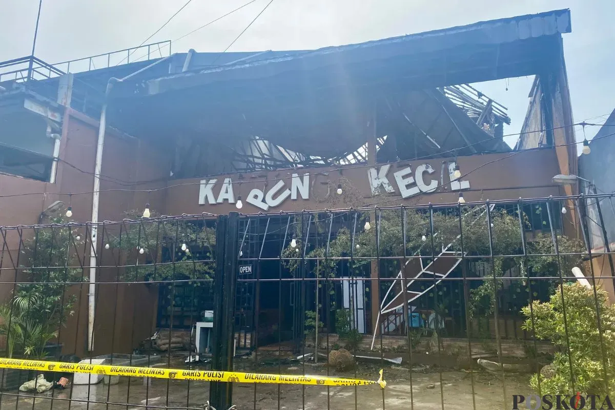Kondisi bangunan warung makan “Kampung Kecil” di Serpong BSD City, Kota Tangerang Selatan seusai terbakar, Jumat, 13 Juni 2025. (Sumber: Poskota/Primayanti Juli Kumala)