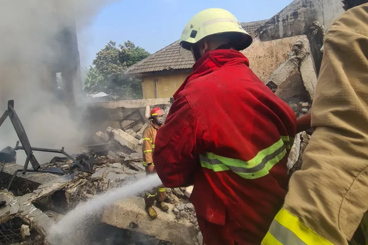 Damkarmat Kota Bekasi kembali menyusuri lokasi kebakaran di gudang ban di Jalan Raya Jatimakmur, Pondok Gede, Kota Bekasi. (Sumber: Dok. Damkarmat Kota Bekasi)