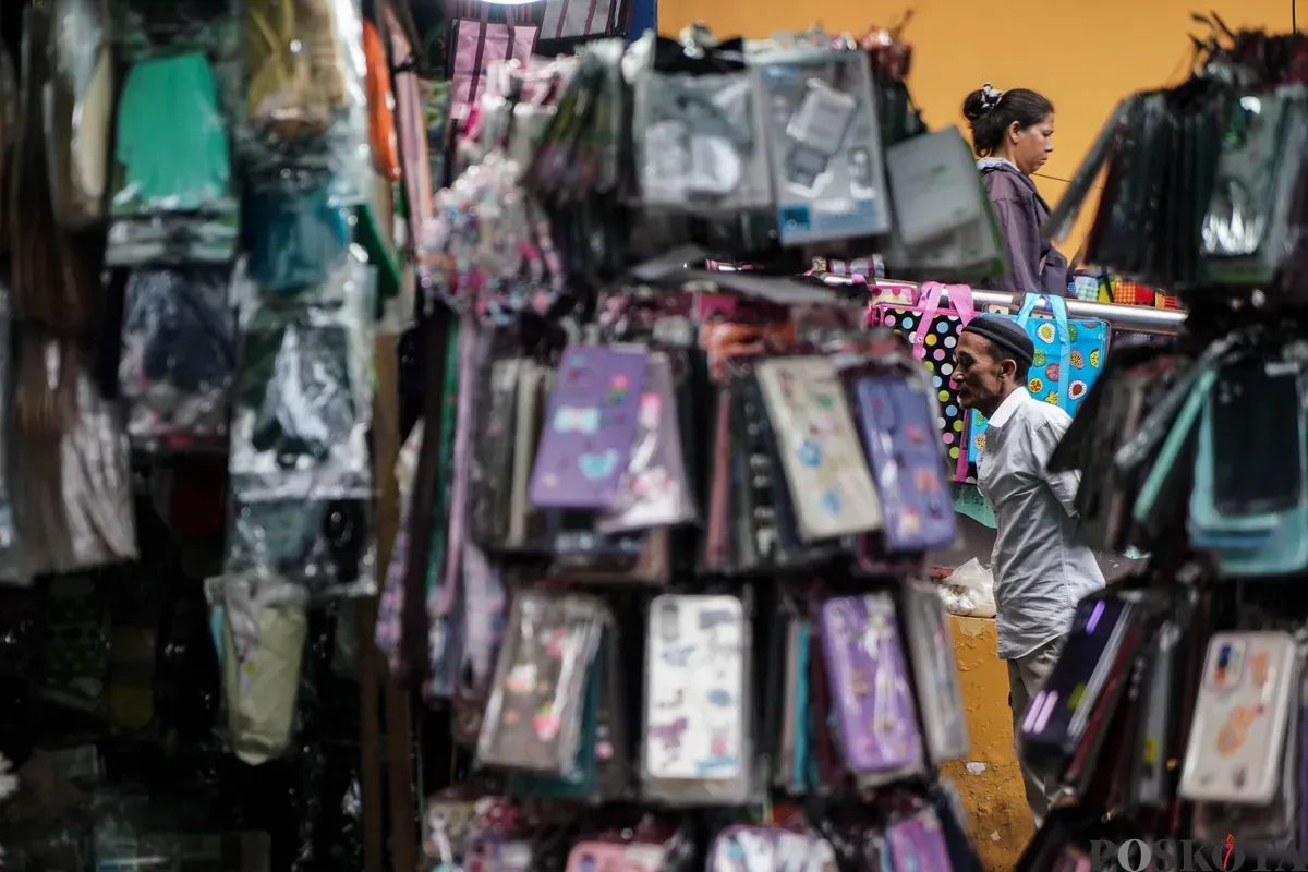 Warga beraktifitas di kawasan Pasar Baru, Jakarta, Jum'at, 13 Juni 2025. (Sumber: Poskota/Bilal Nugraha Ginanjar)