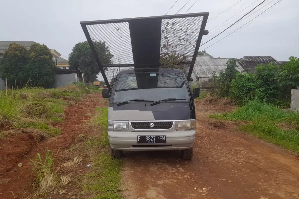 Barang bukti mobil dan barang curian disita petugas Reskrim Polsek Tajurhalang. (Sumber: Dok. Polsek Tajurhalang)