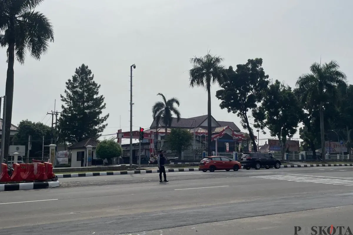 Kondisi jalan di Simpang Pertigaan Pakansansari, Kecamatan Cibinong, Kabupaten Bogor, Jumat, 13 Juni 2025. (Sumber: Poskota/Sekar Putri Andini)