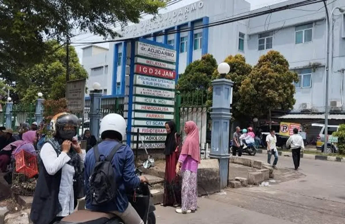 Sejumlah warga saat hendak berkunjung ke RSUD Adjidarmo di Rangkasbitung, Lebak. (Sumber: Istimewa)