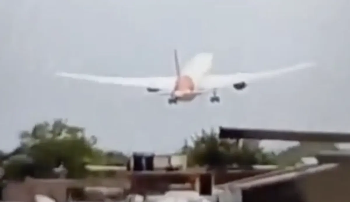 Sebuah video merekam detik-detik pesawat Air India jatuh tak lama setelah lepas landas di kota Ahmedabad, India barat, pada hari Kamis, 12 Juni 2025. (Sumber: X/@rajput_of_india)