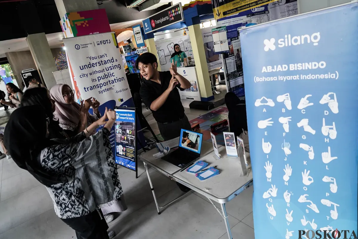 Warga belajar bahasa isyarat pada pagelaran Jakarta Future Festival 2025: Collaborate to Elevate! di Taman Ismail Marzuki, Jakarta, Jum'at, 13 Juni 2025.  (Sumber: Poskota/Bilal Nugraha Ginanjar)
