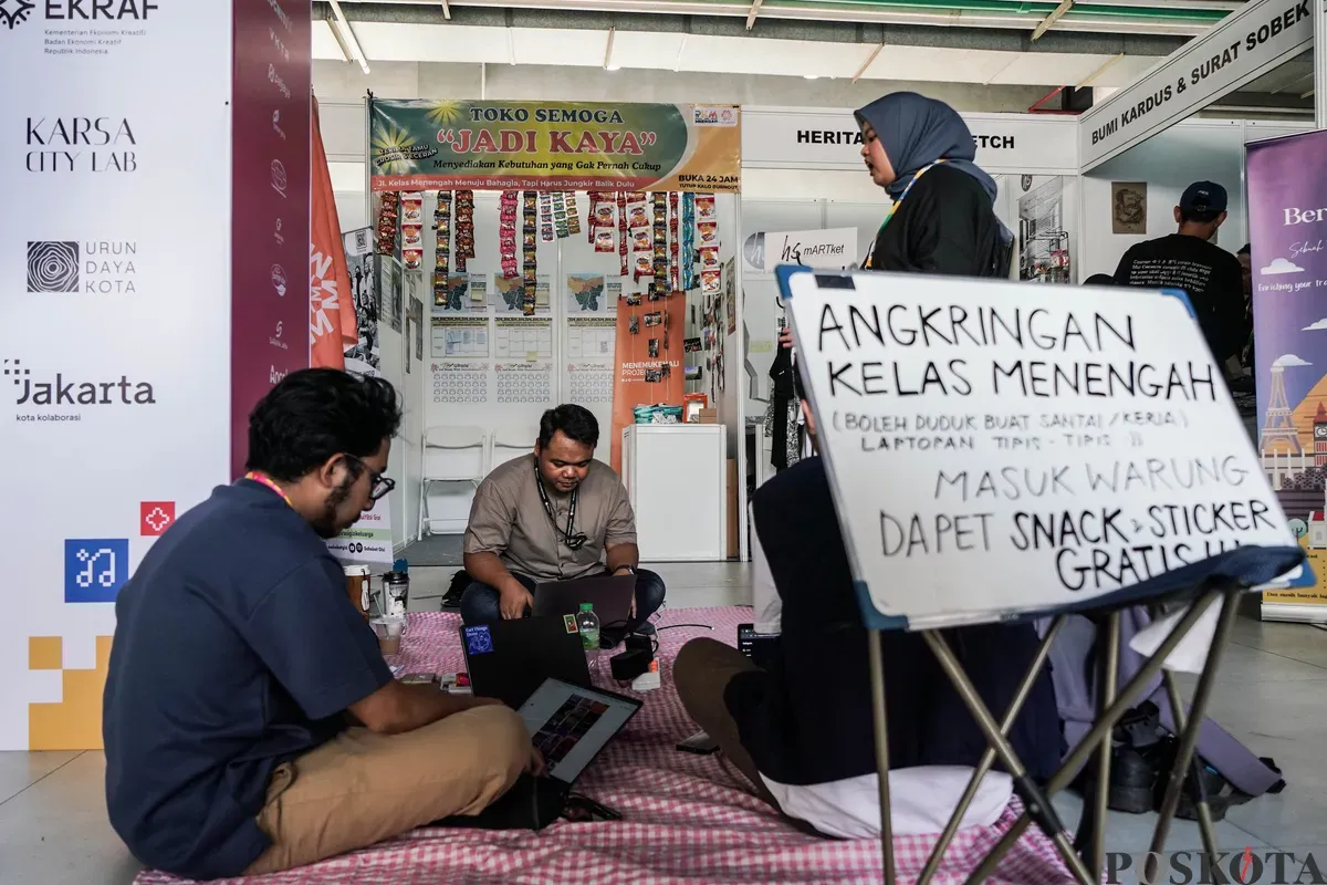 Warga menikmati fasilitas tenant pada pagelaran Jakarta Future Festival 2025: Collaborate to Elevate! di Taman Ismail Marzuki, Jakarta, Jum'at, 13 Juni 2025.  (Sumber: Poskota/Bilal Nugraha Ginanjar)