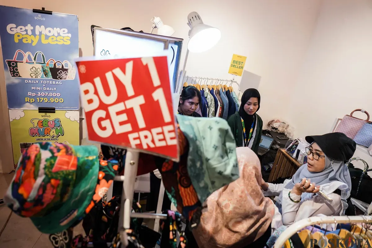 Warga berbelanja pada pagelaran Jakarta Future Festival 2025: Collaborate to Elevate! di Taman Ismail Marzuki, Jakarta, Jum'at, 13 Juni 2025. Sumber: Poskota/Bilal Nugraha Ginanjar)