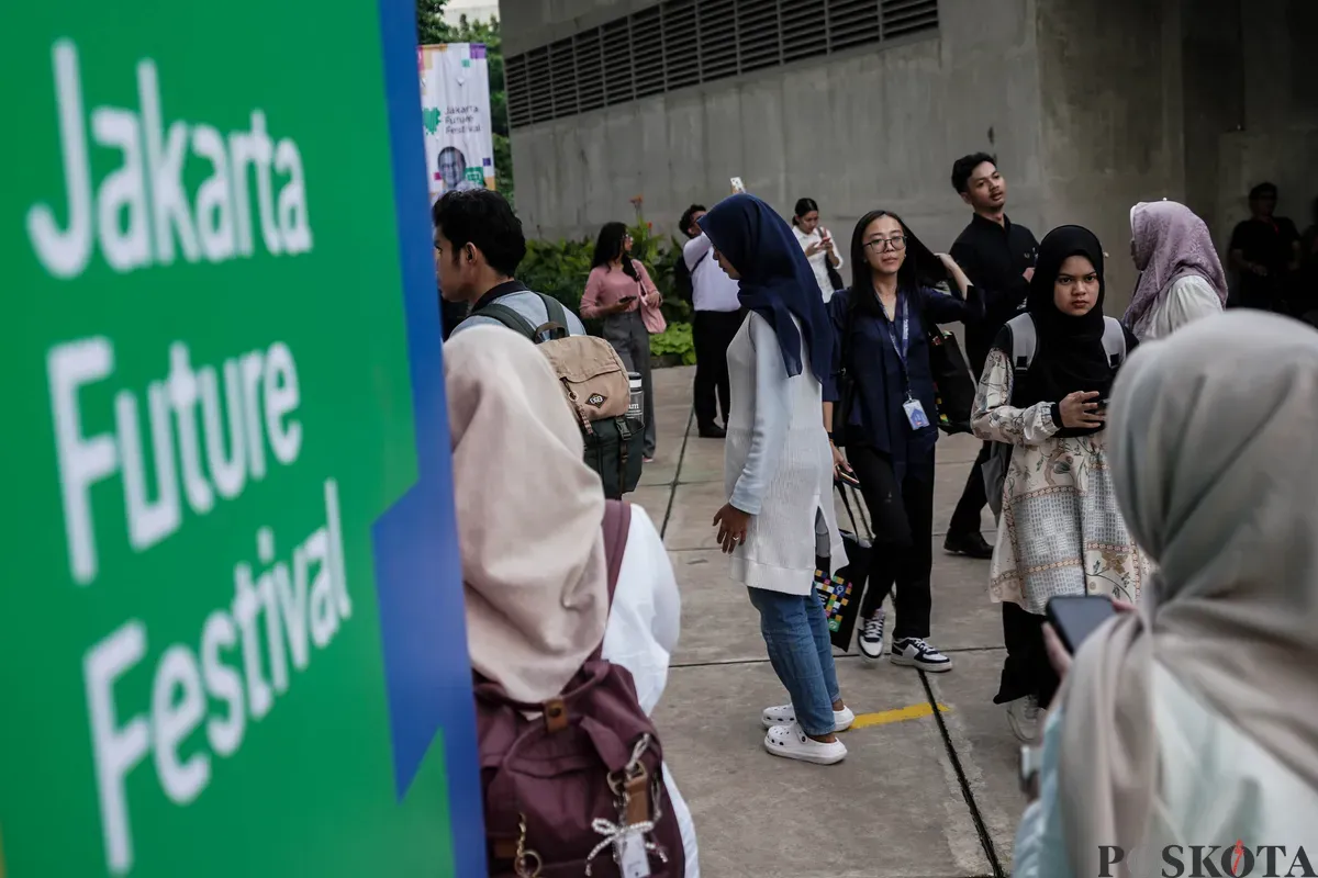 Lalu-lalang warga pada pagelaran Jakarta Future Festival 2025: Collaborate to Elevate! di Taman Ismail Marzuki, Jakarta, Jum'at, 13 Juni 2025. (Sumber: Poskota/Bilal Nugraha Ginanjar)