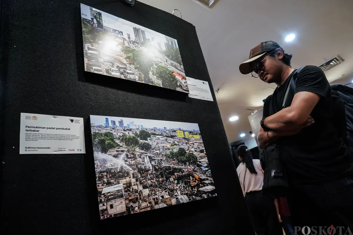 Warga mengamati karya foto pada pagelaran Jakarta Future Festival 2025: Collaborate to Elevate! di Taman Ismail Marzuki, Jakarta, Jum'at, 13 Juni 2025. (Sumber: Poskota/Bilal Nugraha Ginanjar)