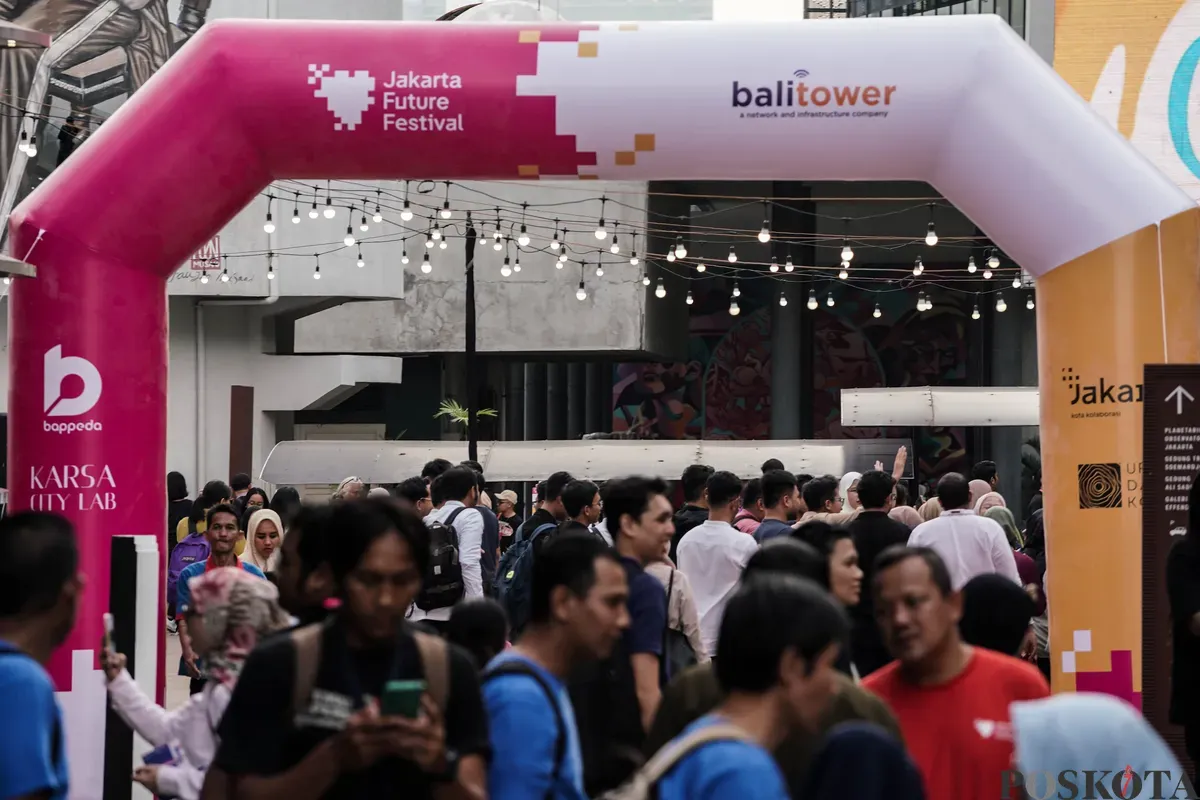Lalu-lalang warga pada pagelaran Jakarta Future Festival 2025: Collaborate to Elevate! di Taman Ismail Marzuki, Jakarta, Jum'at, 13 Juni 2025. (Sumber: Poskota/Bilal Nugraha Ginanjar)