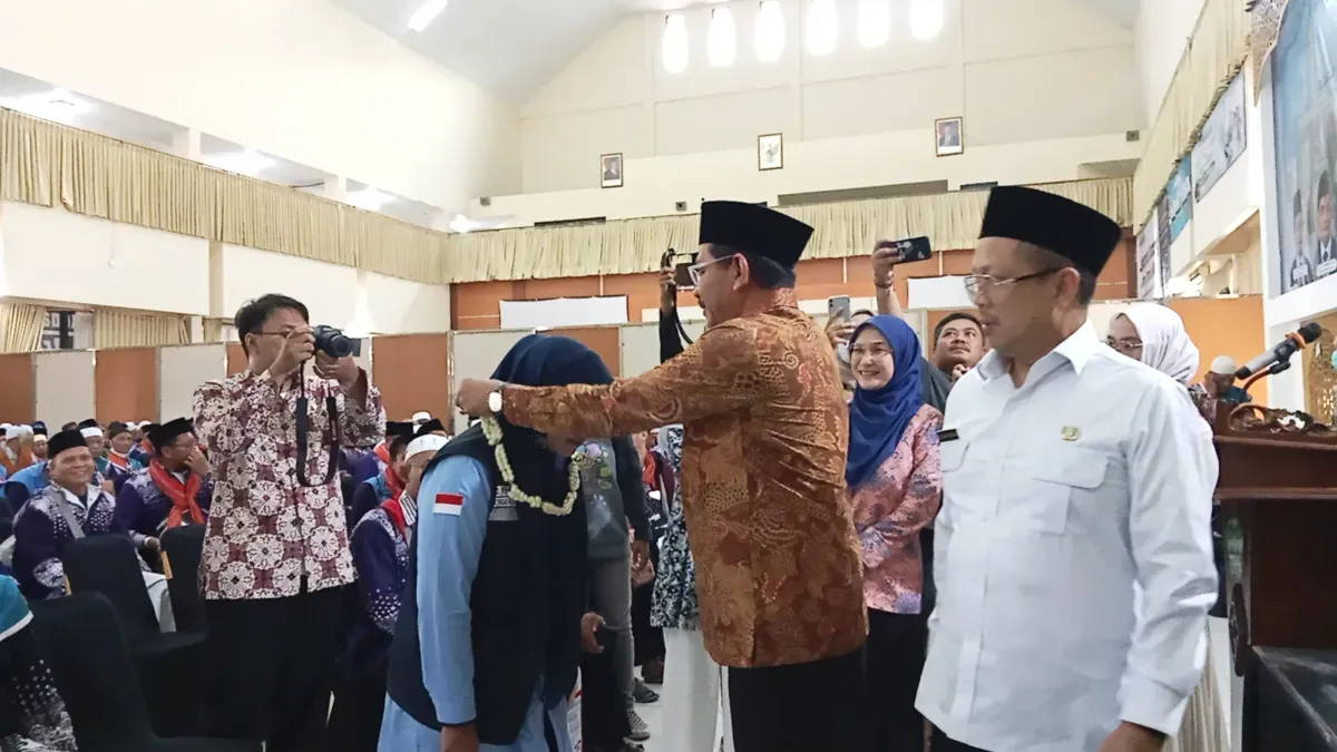 PLH Dirjen Pelaksanaan Haji dan Umroh Kementerian Republik Indonesia, Abu Rokhmat, menyambut kepulangan Jamaah haji kloter pertama asal kabupaten Bekasi di Asrama Haji Kota Bekasi, Kamis, 12 Juni 2025. (Sumber: Dokumentasi Pribadi)