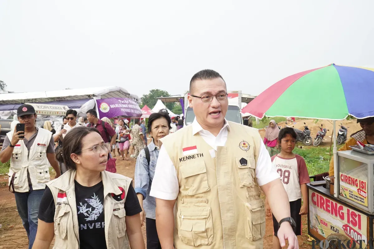 Kepala Badan Penanggulangan Bencana DPD PDI Perjuangan, Hardiyanto Kenneth saat meninjau warga Kapuk Muara di lokasi pengungsian, Rabu, 11 Juni 2025. (Sumber: Poskota/Pandi Ramedhan)