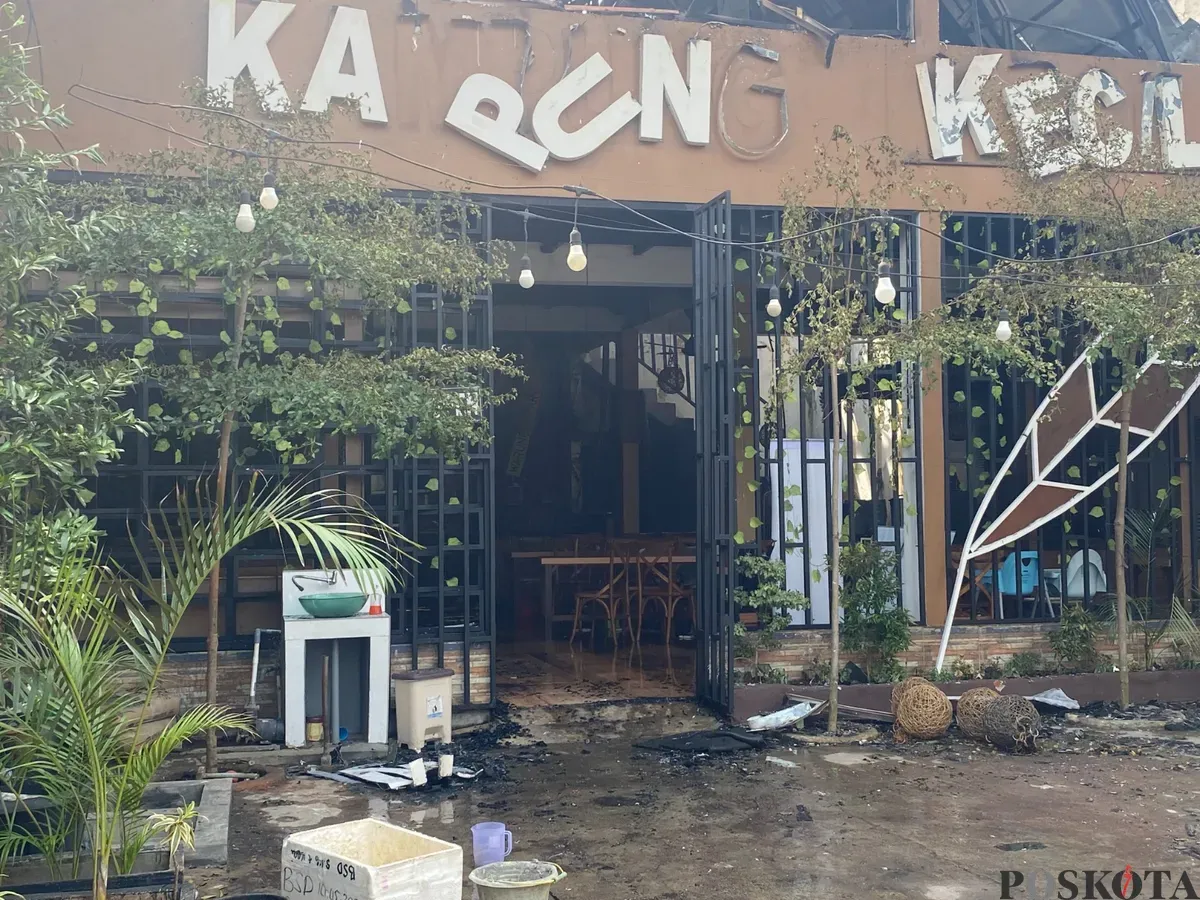 Kondisi warung makan “Kampung Kecil” di Jalan Kencana Loka Sektor XII, Blok H6 Nomor 40, Serpong BSD City, Kota Tangerang Selatan setelah api berhasil dipadamkan pada Jumat, 13 Juni 2025. (Sumber: Poskota/Primayanti Juli Kumala Manalu)