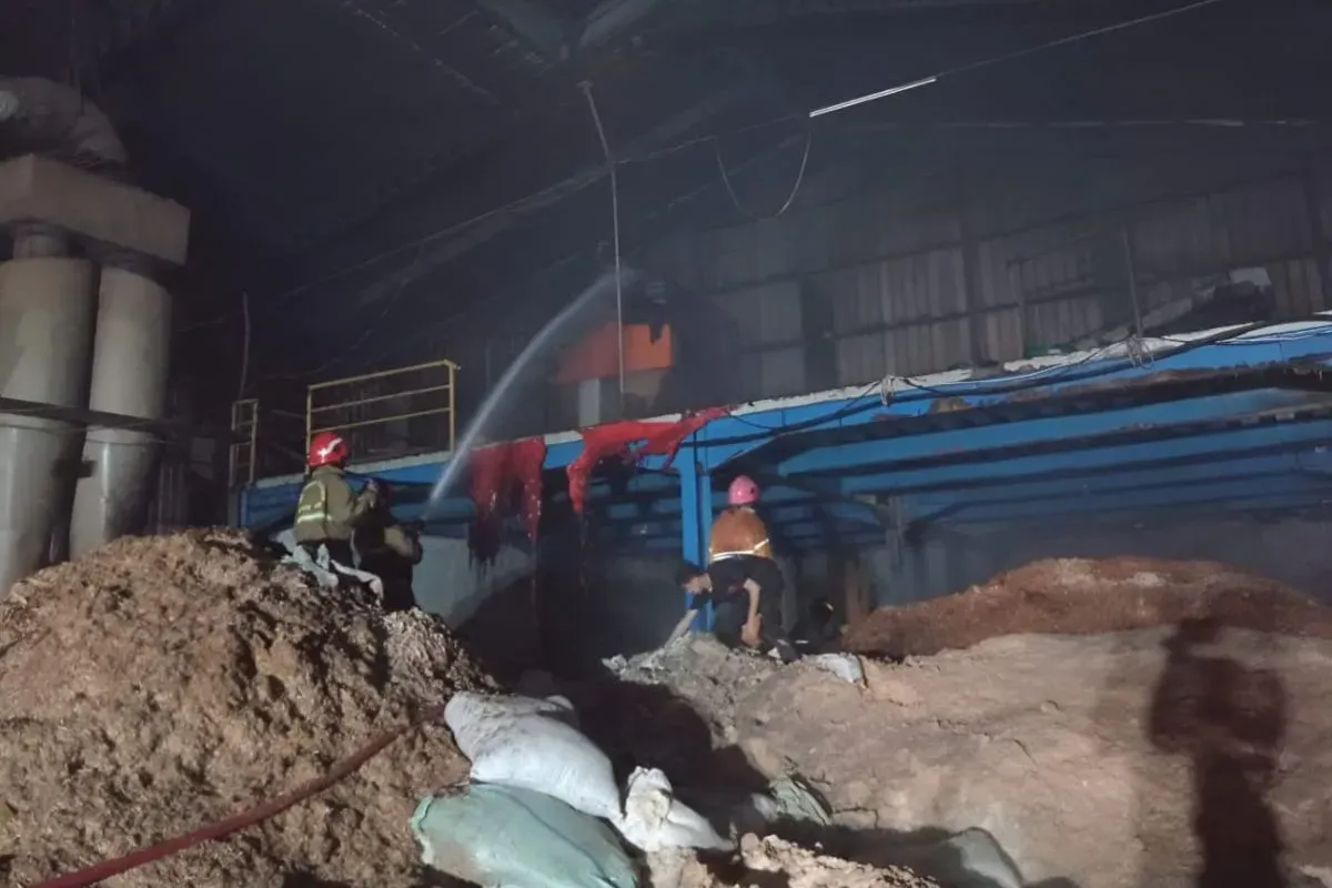 Petugas memadamkan kebakaran pabrik PT Indotama di Jalan Raya Narogong KM 16, RT 03 RW 07, Kelurahan Ciketing Udik, Kecamatan Bantargebang, Kota Bekasi, Jumat, 13 Juni 2025. (Sumber: Dok. Damkarmat Kota Bekasi)