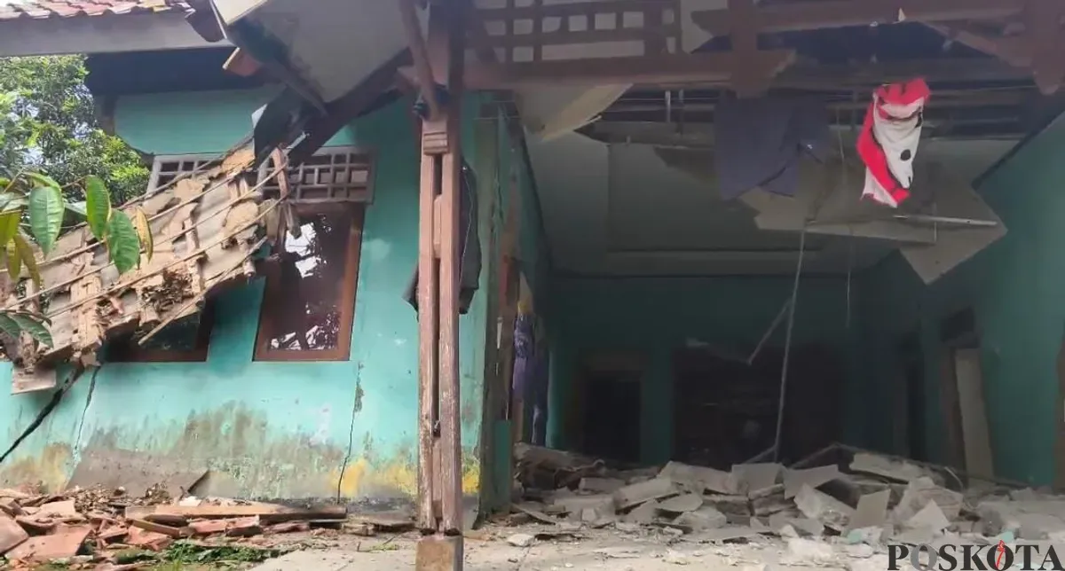 Rumah rumah rusak akibat pergerakan tanah di Sukatani Purwakarta. (Sumber: Poskota/Dadan Sukmana)