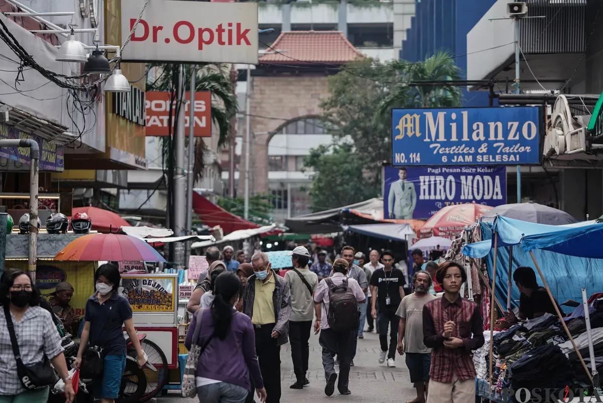 Warga beraktifitas di kawasan Pasar Baru, Jakarta, Jum'at, 13 Juni 2025. (Sumber: Poskota/Bilal Nugraha Ginanjar)