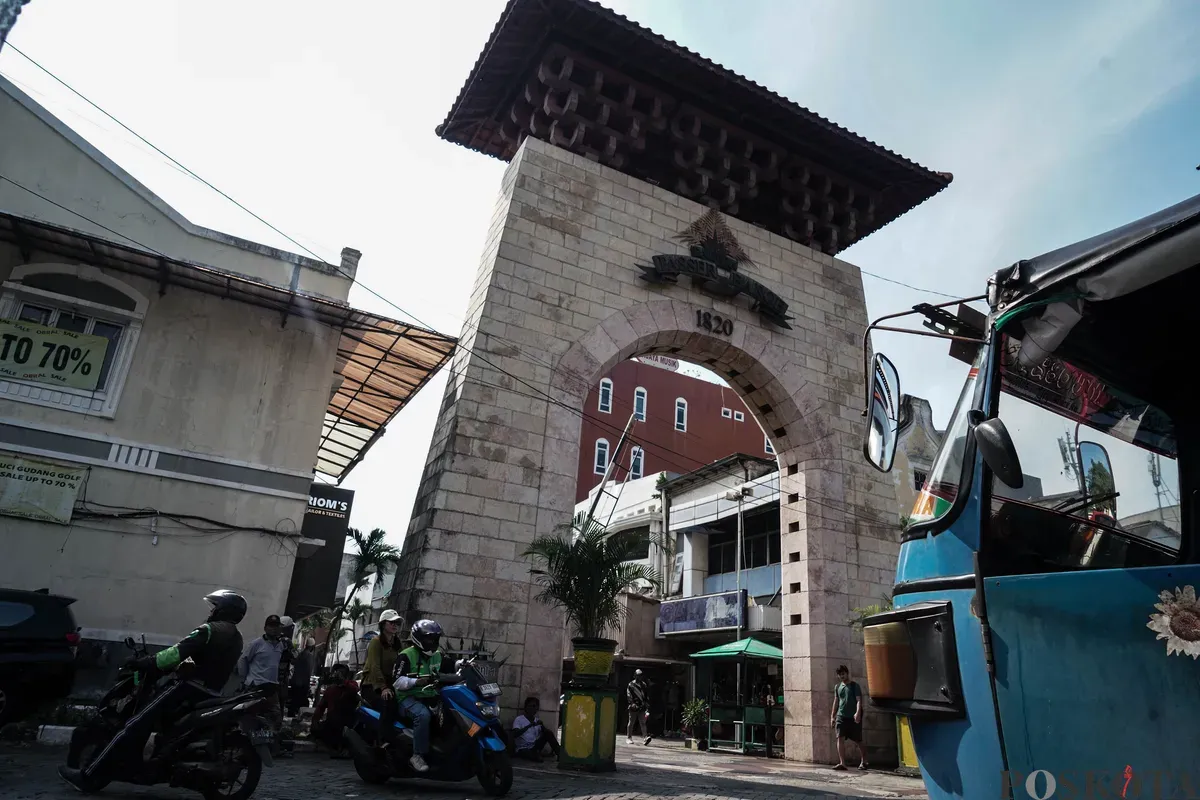 Warga beraktifitas di kawasan Pasar Baru, Jakarta, Jum'at, 13 Juni 2025. (Sumber: Poskota/Bilal Nugraha Ginanjar)