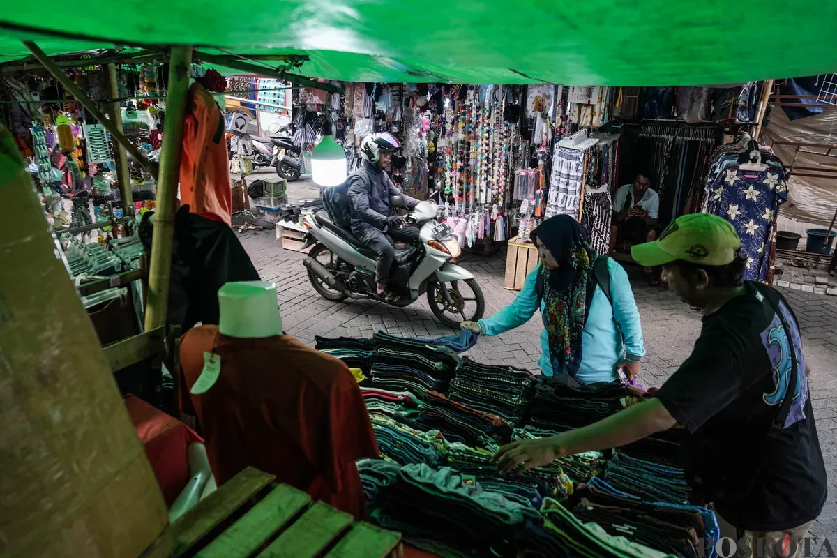 Warga beraktifitas di kawasan Pasar Baru, Jakarta, Jum'at, 13 Juni 2025. (Sumber: Poskota/Bilal Nugraha Ginanjar)