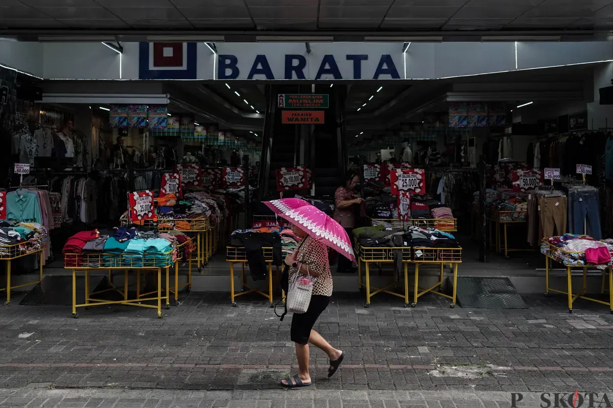 Warga beraktifitas di kawasan Pasar Baru, Jakarta, Jum'at, 13 Juni 2025. (Sumber: Poskota/Bilal Nugraha Ginanjar)