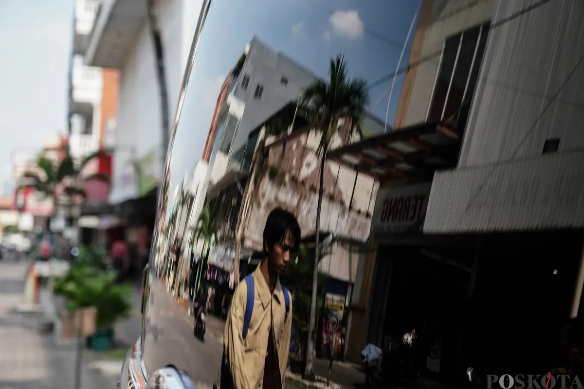 Warga beraktifitas di kawasan Pasar Baru, Jakarta, Jum'at, 13 Juni 2025. (Sumber: Poskota/Bilal Nugraha Ginanjar)