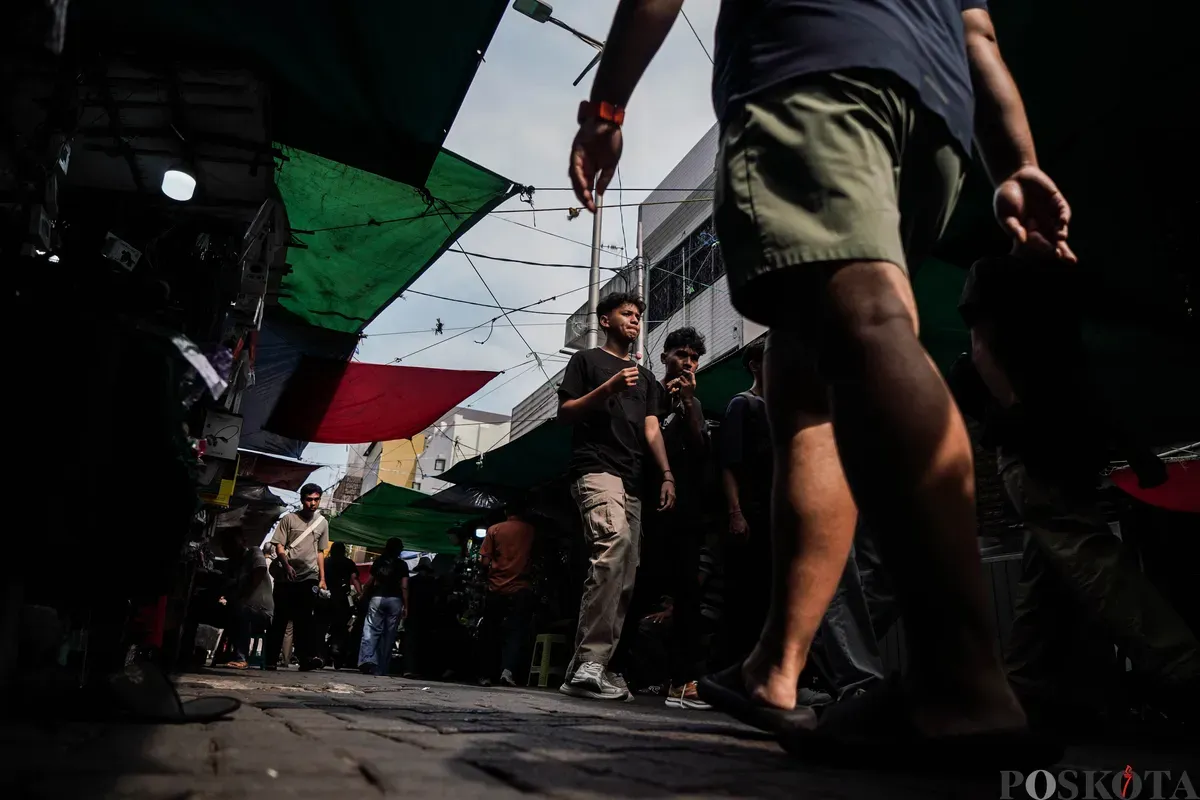 Warga beraktifitas di kawasan Pasar Baru, Jakarta, Jum'at, 13 Juni 2025. (Sumber: Poskota/Bilal Nugraha Ginanjar)
