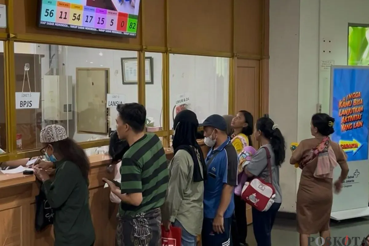 Suasana pasien saat sedang berobat di RSUD Cengkareng, Jakarta Barat, Jumat, 13 Juni 2025. (Sumber: Poskota/Pandi Ramedhan)