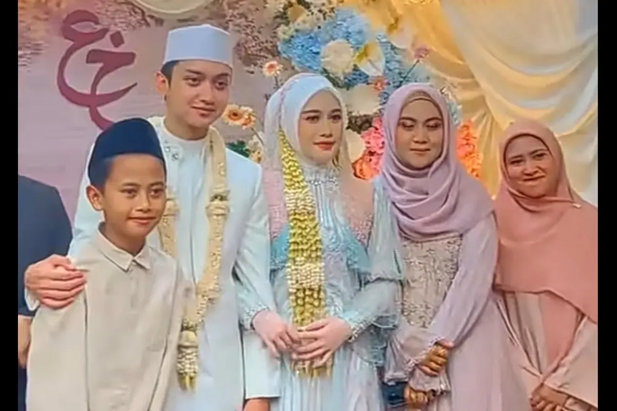 Potret pernikahan Gus Azmi dan Khansa Mariska yang merupakan cucu kyai ternama di Jawa Timur. (Sumber: TikTok/@uminadhiroh92)