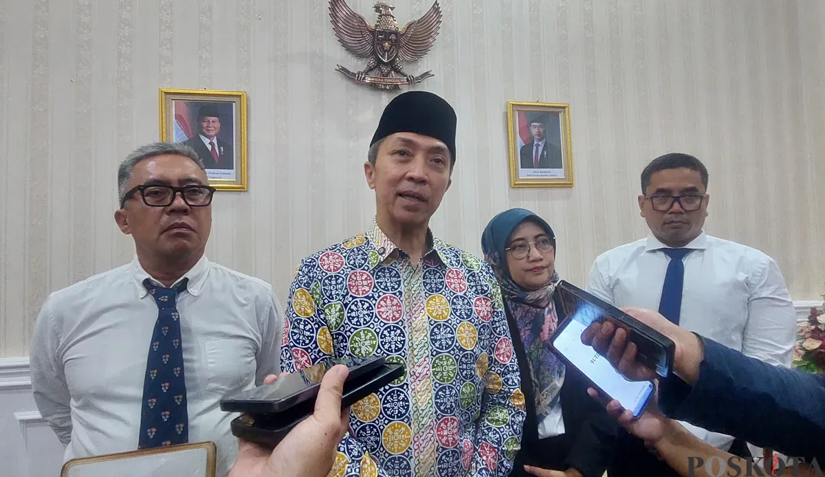 Wali Kota Bogor, Dedie A. Rachim, bersama tiga kandidat Sekretaris Daerah (Sekda) Kota Bogor yakni, Denny Mulyadi, Sri Nowo Retno, dan Eko Prabowo, di Balai Kota Bogor, Jumat malam, 13 Juni 2025. (Sumber: Poskota/Sekar Putri Andini)