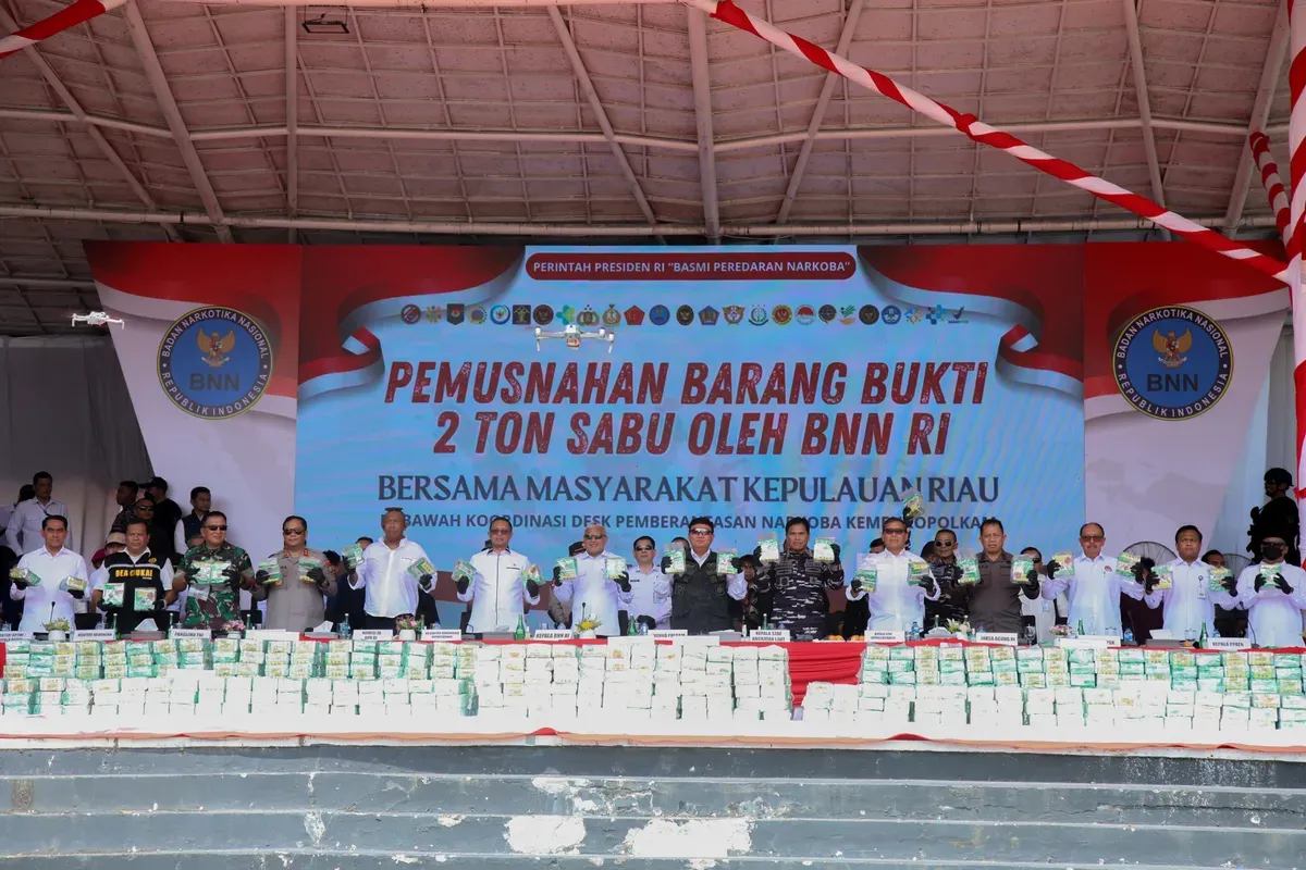 Kepala BNN RI Komjen Marthinus Hukom bersama Menko Polhukam Budi Gunawan memusnahkan barang bukti 2 ton sabut di Batam, Kepulauan Riau. (Sumber: Dok. BNN RI)