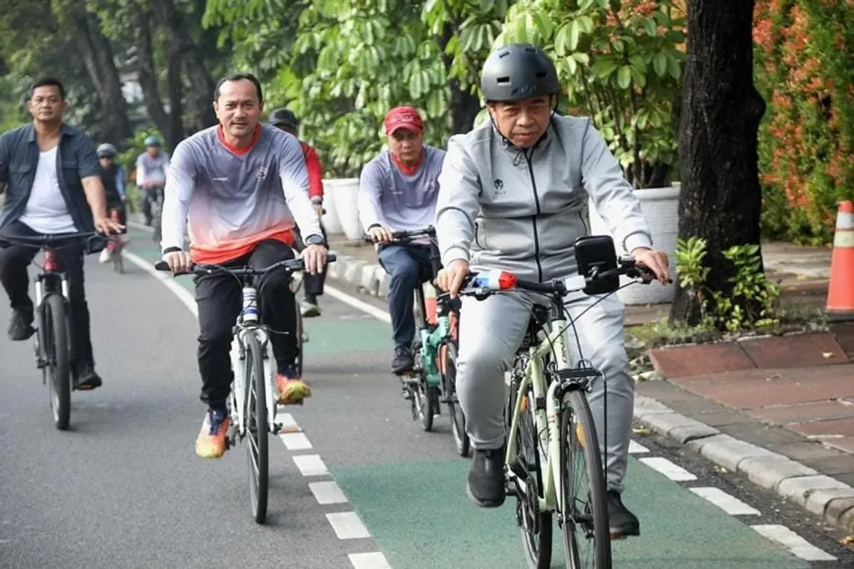 Ketua DPRD Provinsi DKI Jakarta Khoirudin mengayuh sepeda dari rumah dinas di kawasan Menteng menuju Gedung DPRD Provinsi DKI Jakarta, Jalan KebonSirih, Jakarta Pusat. (Sumber: Dok. Sekretariat DPRD DKI Jakarta)