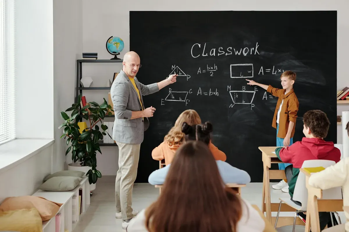 Ilustrasi - jawaban terhadap pertanyaan pentingnya CASEL bagi guru dalam pembelajaran di kelas pada Modul 2 PPG 2025. (Sumber: Pexels/Max Fisher)