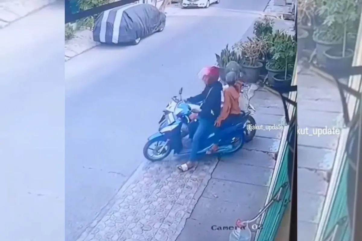 Aksi pencurian helm yang melibatkan seorang anak kecil di Jakarta Utara. (Sumber: Tangkapan Layar Instagram @jakut_update)