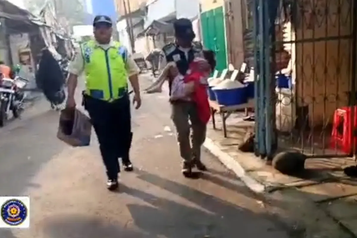Petugas keamanan Pasar Kebayoran Lama saat mengevakuasi anak perempuan yang ditelantarkan orang tua di lorong pasar.